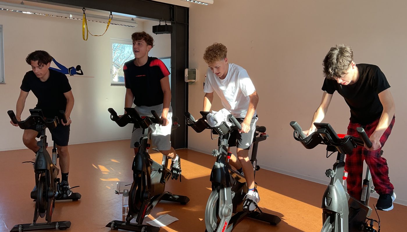 Indoor-Cycling im Fitnesszentrum